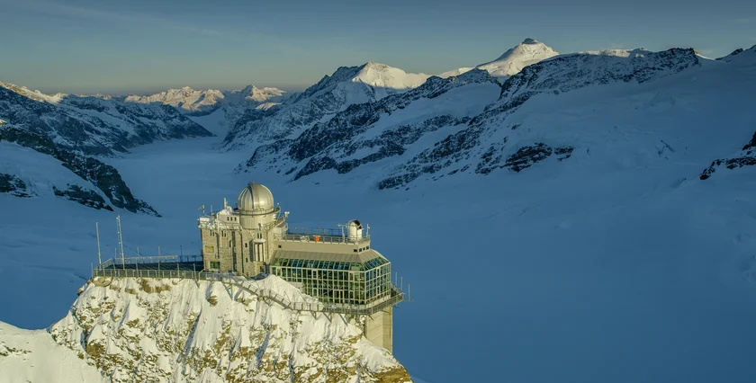 Swiss 05-2025 Aletschgletscher-Sphinx-Jungfraujoch-mit-Gletscher-im-Hintergrund