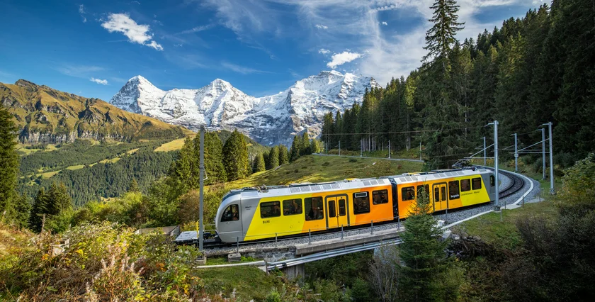SWISS 05-2025 c Jungfraubahnen Bergbahn-Lauterbrunnen-Muerren-von-der-Seite-Anfang-Herbst