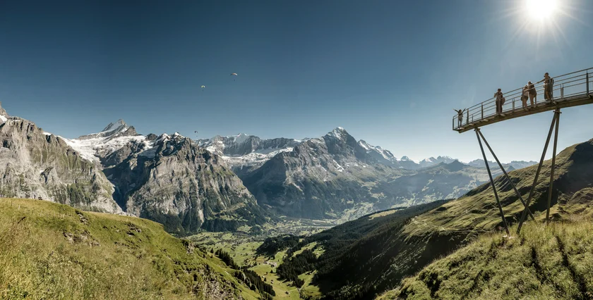 SWISS 05-2025 c Jungfraubahnen Grindelwald-First-Cliff-Walk-Paragliders-am-Himmel-Key-Visual